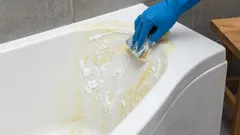 Kako ukloniti žute mrlje s kade bez agresivnih kemikalija? Ova domaća pasta od dva sastojka pomoći će.