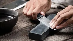 Vidio sam kako u Indiji bruse noževe, a sada to radim i kod kuće. Čak i stari noževi za minutu postanu oštri kao britva.