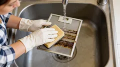 Vaša napa bit će kao nova za 15 minuta. Evo kako je očistiti bez skupih kemikalija.